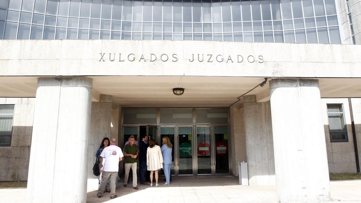 Fachada de los juzgados de Santiago de Compostela, en el barrio de Fontiñas