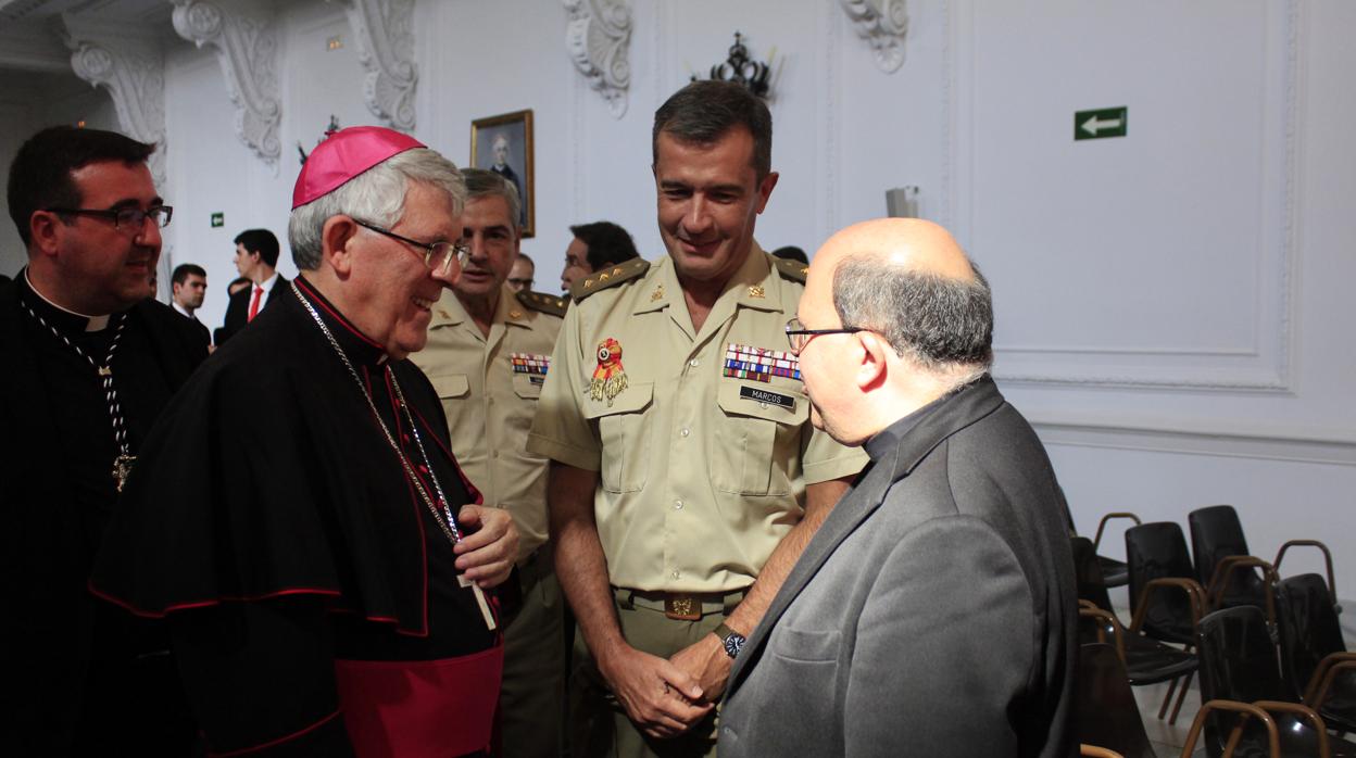 El arzobispo charla con el director de la Academia de Infantería, Francisco Javier Marcos, y el deán de la catedral, Juan Miguel Ferrer