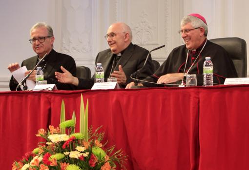 El obispo auxiliar, en el centro, junto con el arzobispo