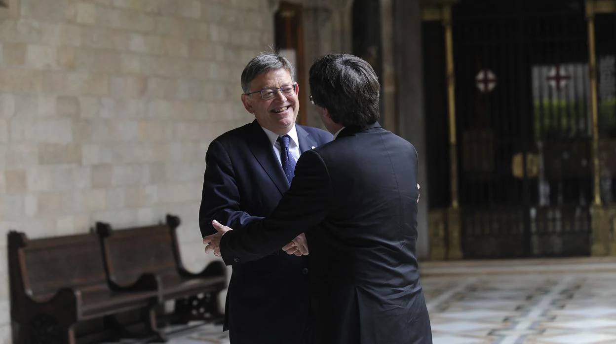 Imagen de la reunión mantenida entre Puig y Puigdemont en mayo de 2016 en Barcelona