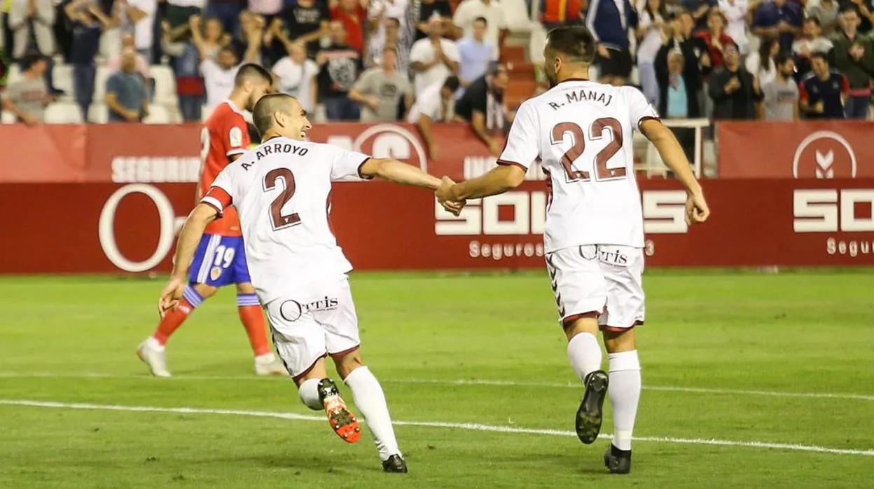 Arroyo y Manaj celebran el primer gol