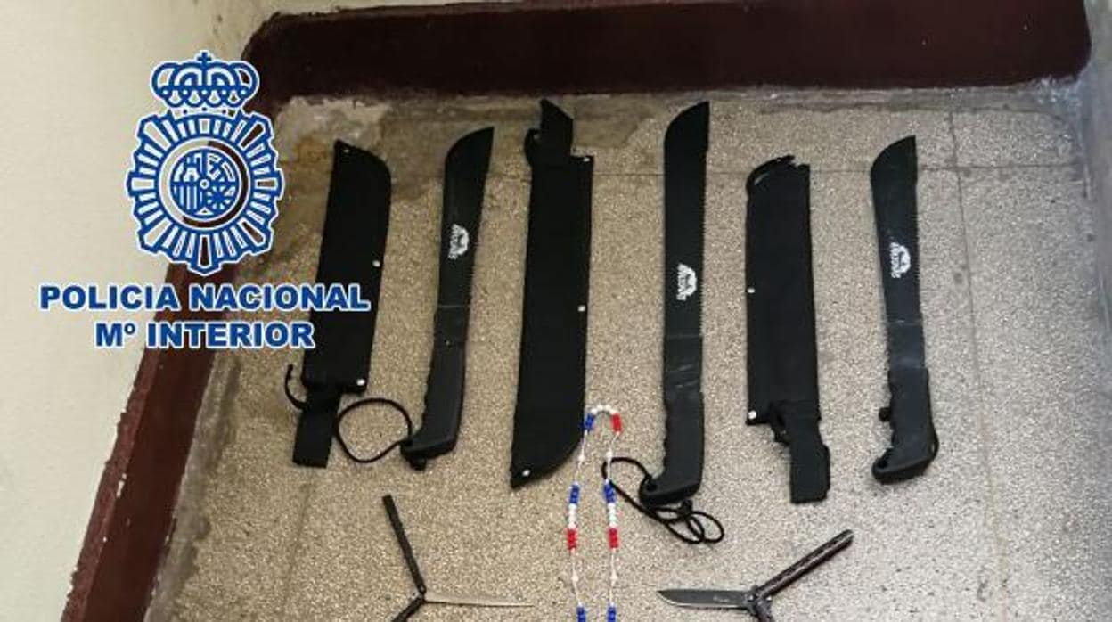 Armas blancas de grandes dimensiones que usan los pandilleros incautadas por la Policía Nacional 