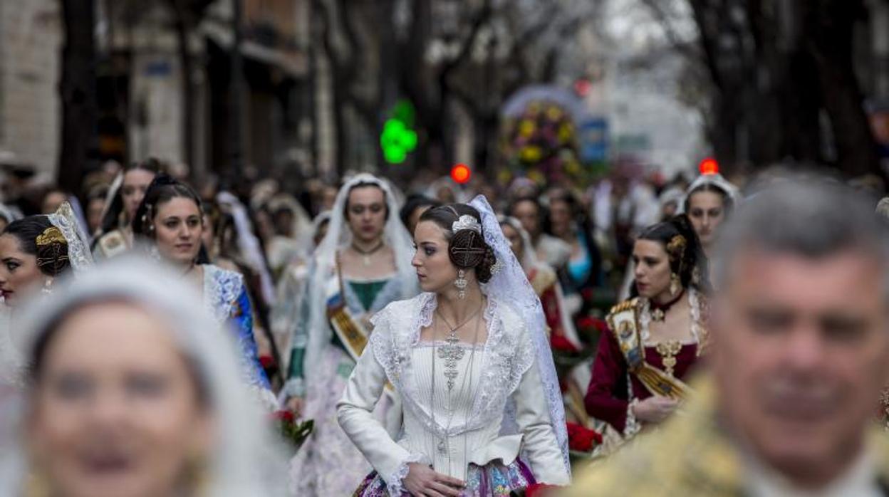 Ofrenda fallera a la Virgen de los Desamparados, en imagen de archivo