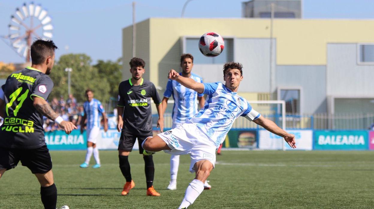 Gerica observa un despeje del capitán del Atlético Baleares, Fullana