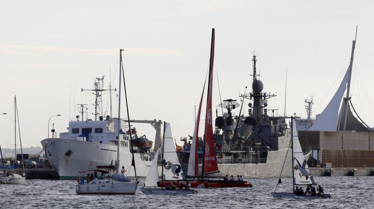 Buques de la Armada atracados en Alicante durante la Volvo Ocean Race en 2014, cuando se produjo la violación