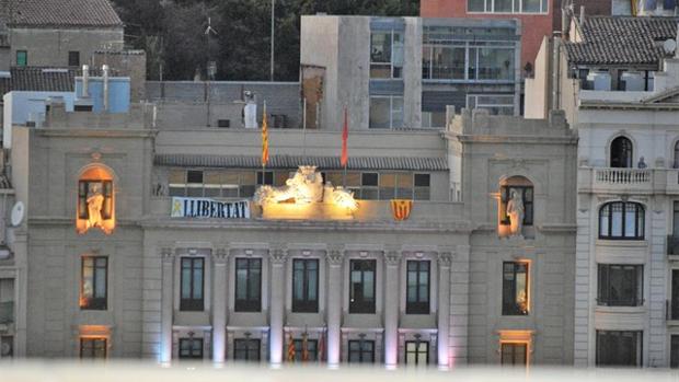 Reaparece la bandera española en el Ayuntamiento de Lérida y desaparece la estelada que habían colocado