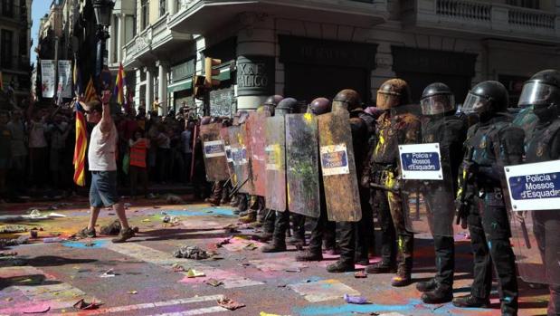 El consejero Buch niega cargas y defiende que los Mossos solo mantuvieron el cordón policial