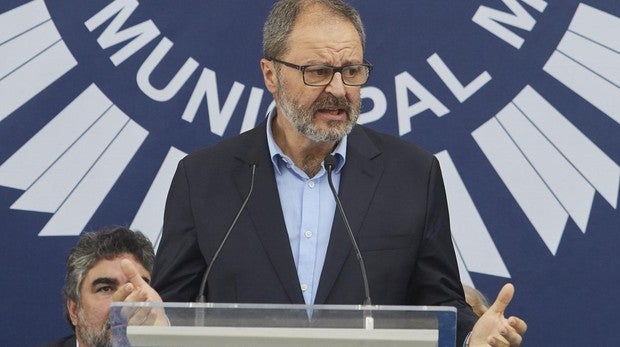 El edil de Seguridad de Madrid recibe el alta médica tras un desvanecimiento en su casa