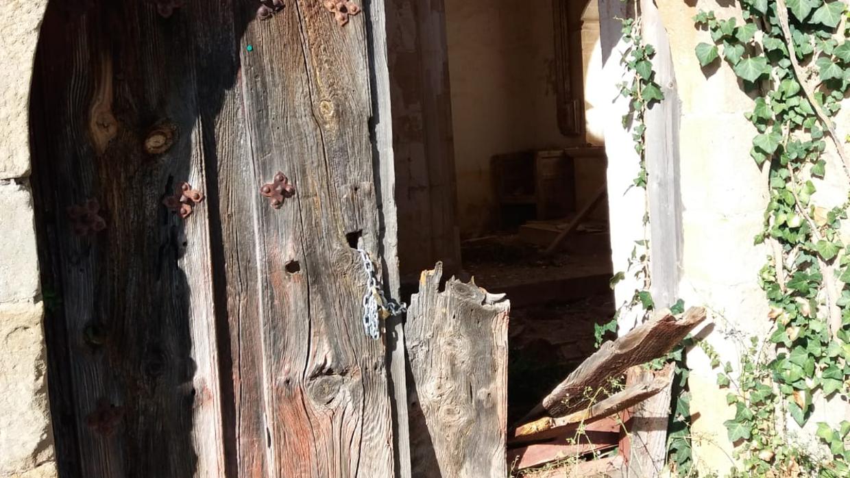 Destrozo en la puerta de acceso a la iglesia de San Esteban