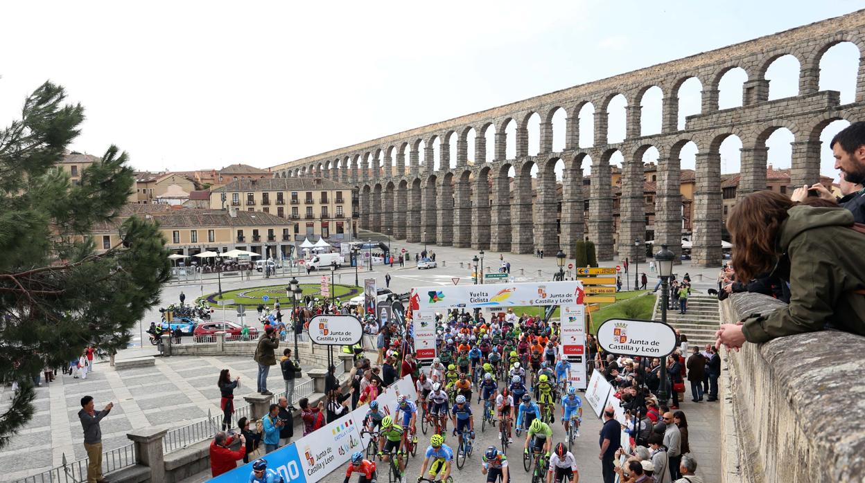 El Acueducto de Segovia es testigo de la salida de la Vuelta Ciclista de Castilla y León, el pasado abril