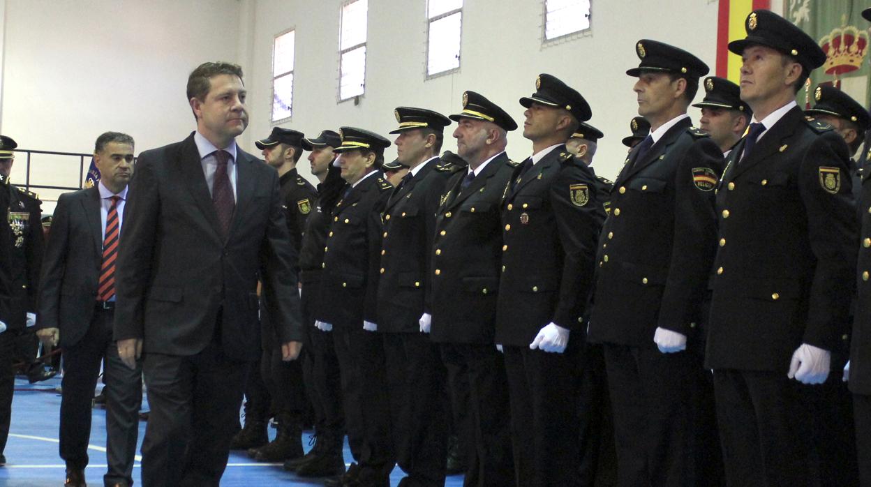 El presidente de Castilla-La Mancha, Emiliano García-Page, pasa revista a los agentes de la Policía Nacional
