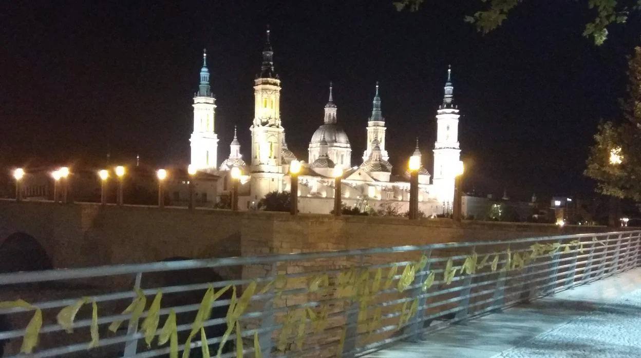 Lazos amarillos colocados junto a la zaragozana Basílica del Pilar, acto reivindicado por los «CDR de Aragón»