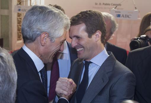 Pablo Casado saluda a Adolfo Suárez Illana en el Foro ABC