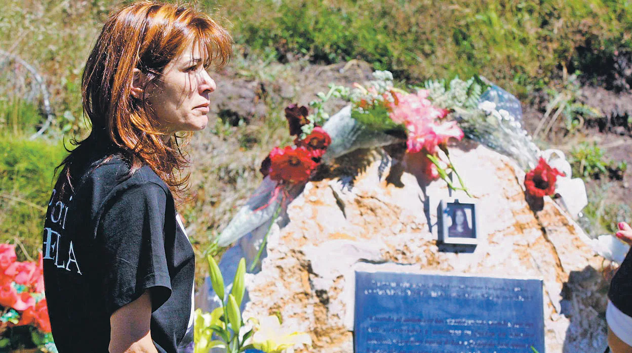 Flores para Sheila Barrero en el lugar donde fue hallada muerta