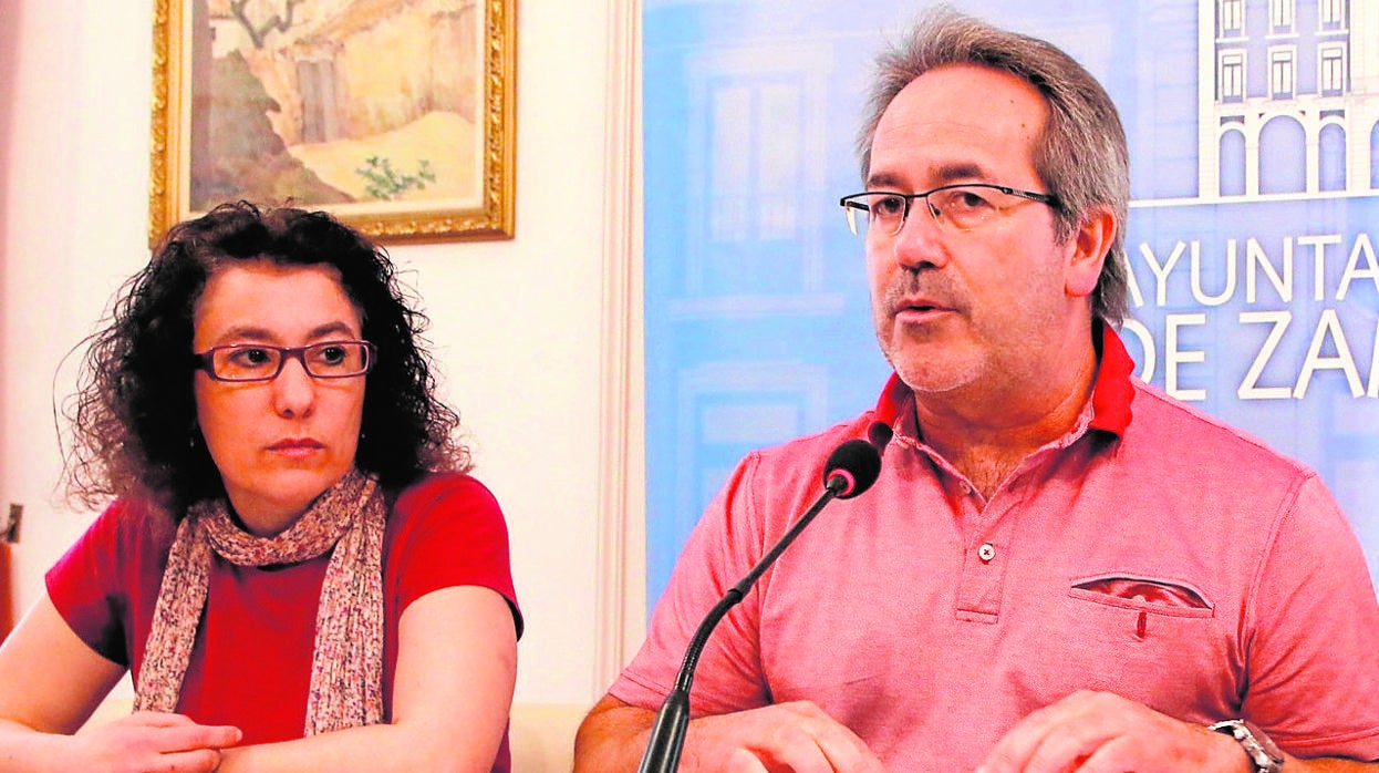 La ya ex concejala María José González, junto al alcalde de Zamora, Francisco Guarido