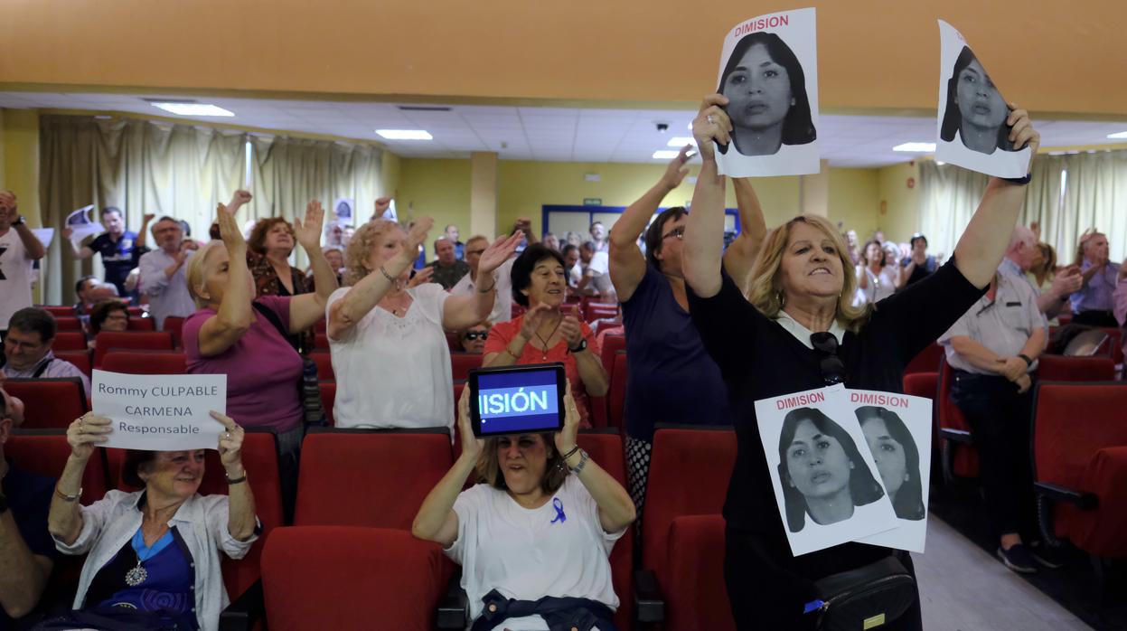 Críticos contra Arce protestan, ayer, en el Pleno de Usera