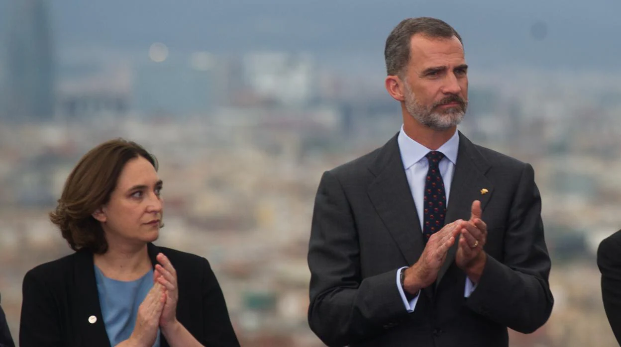 La alcaldesa de Barcelona, Ada Colau, con el Rey Don Felipe