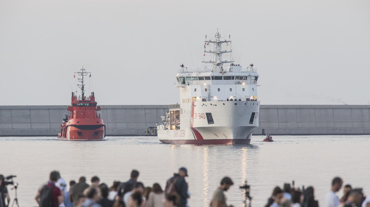 Imagen del muelle de Valencia, a la espera de la llegada del Aquarius