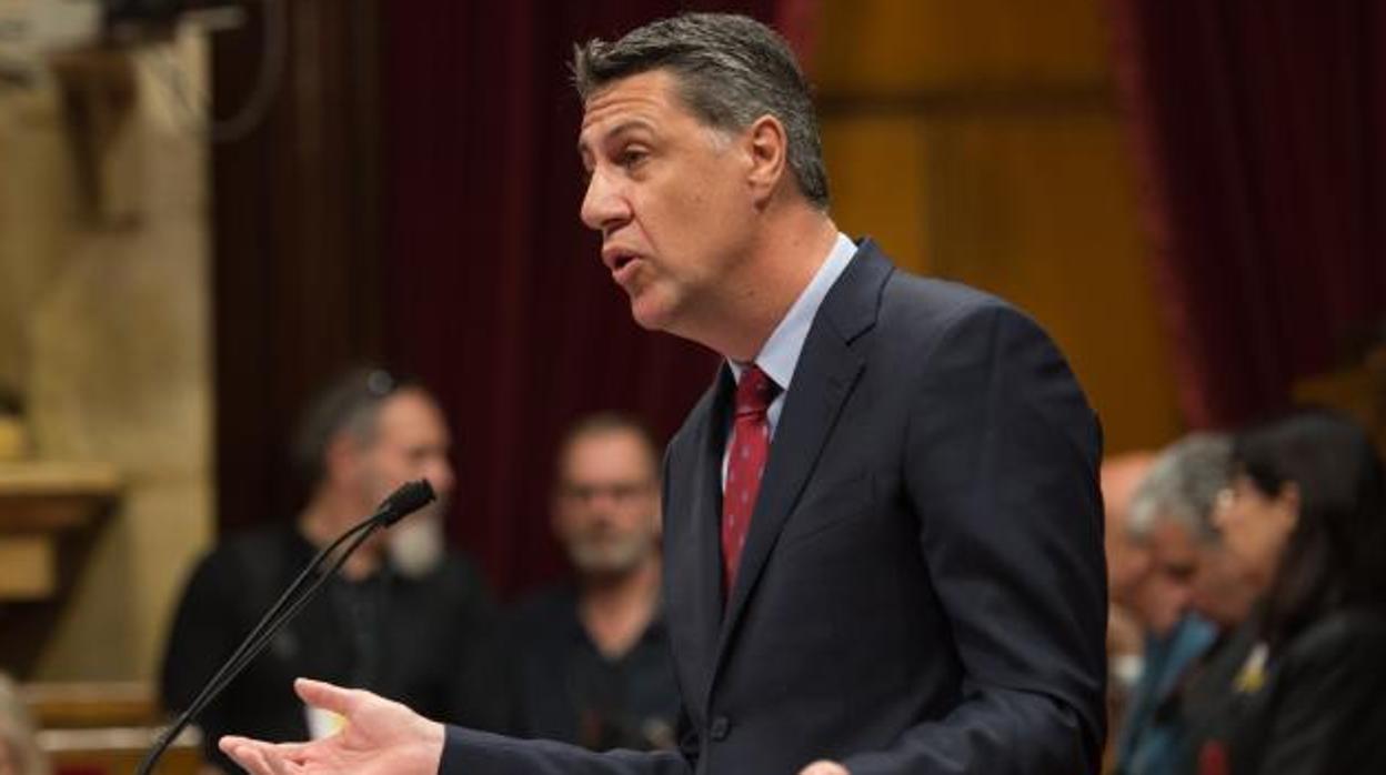 García Albiol, en el atril del Parlament durante un pleno