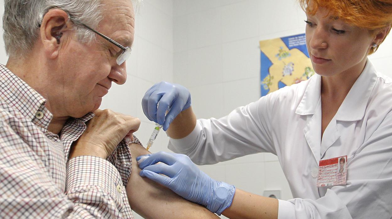 Un usuario recibiendo la vacuna de la gripe en una imagen de archivo
