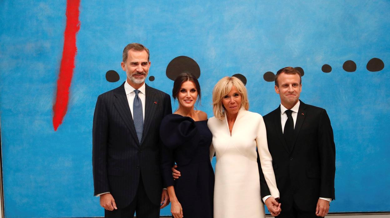 Los Reyes, junto a Emmanuel Macron y su esposa, Briggite Macron durante su visita a la retrospectiva de Miró