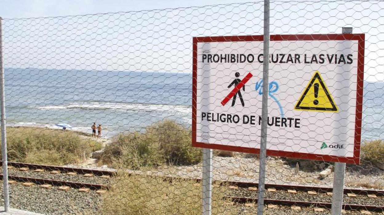 Zona de las vías donde se ha producido el atropello mortal, en San Gabriel (Alicante)