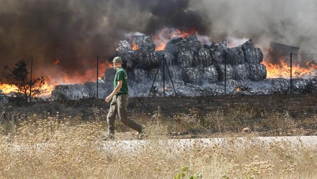 Un incendio afecta a la planta de reciclaje industrial de Onzonilla (León)