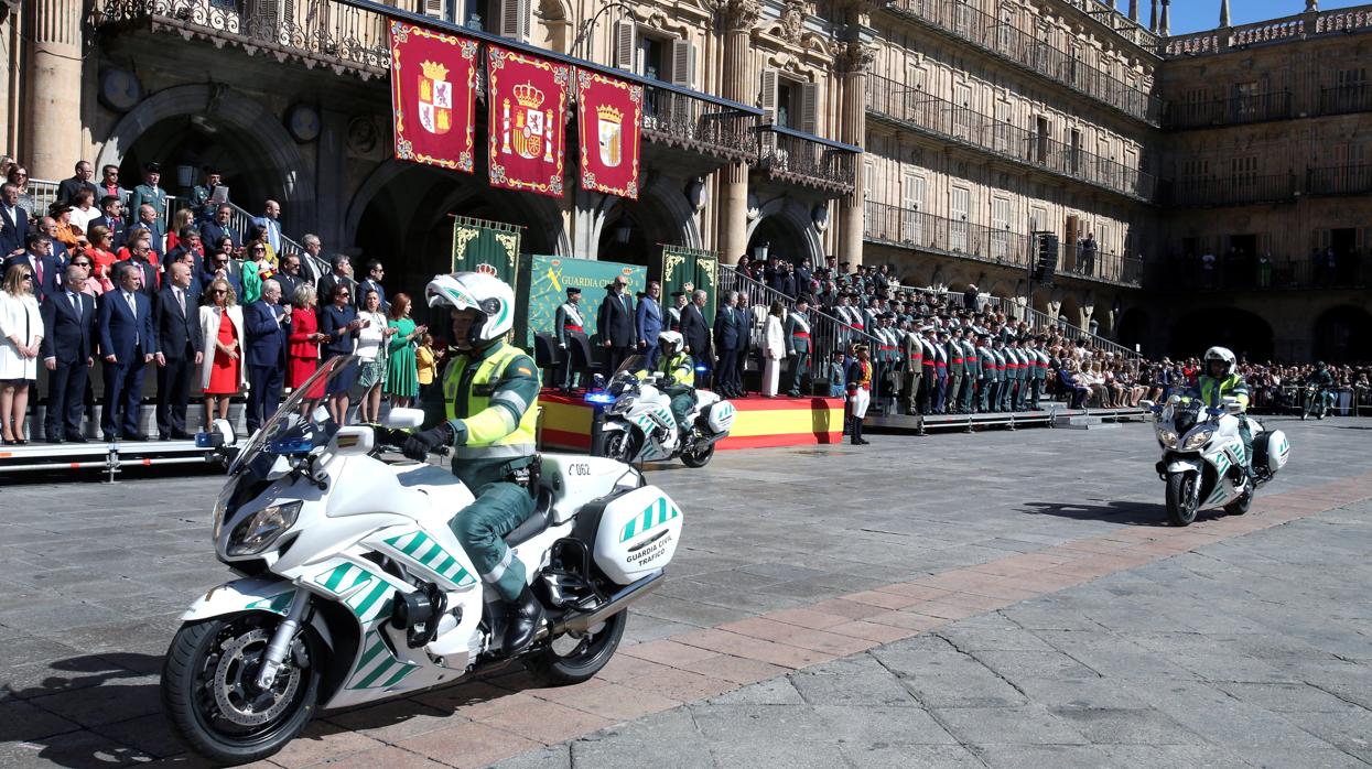 Un momento del desfile que ha tenido lugar en Salamanca de más de 650 efectivos de la Guardia Civil