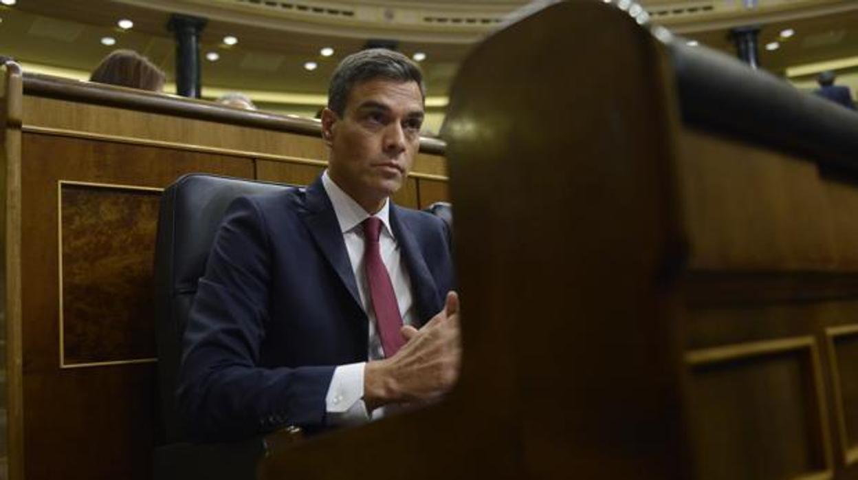 Pedro Sánchez, con cara seria, en el Congreso