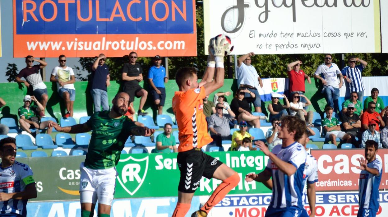 El portero del Talavera Gianni Cassaro bloca por alto un balón