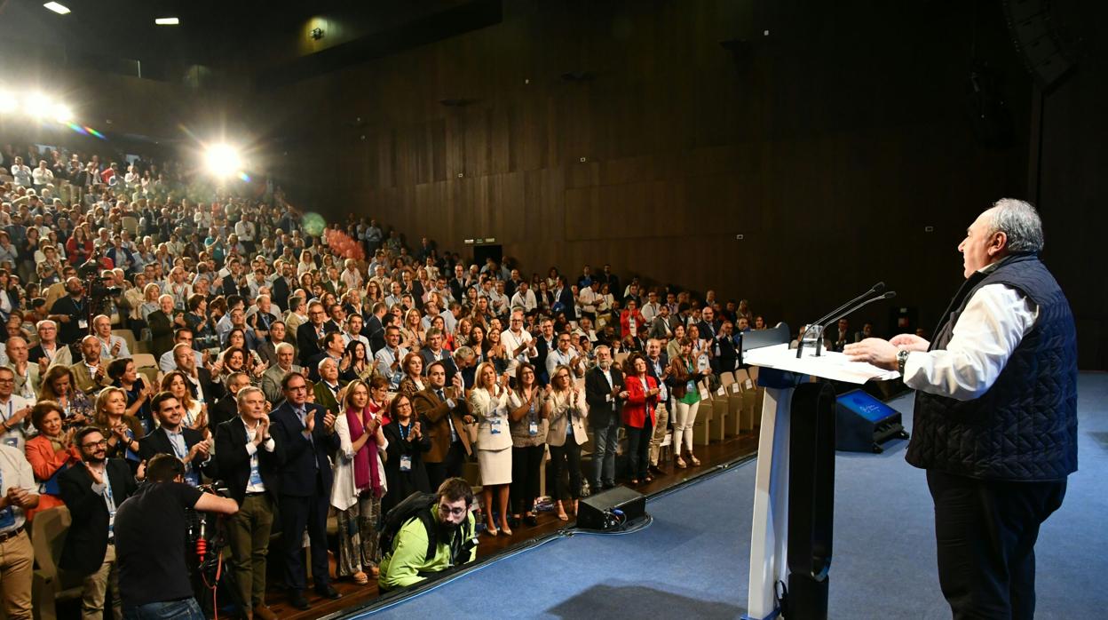 El auditorio puesto en pie aplaude a Vicente Tirado