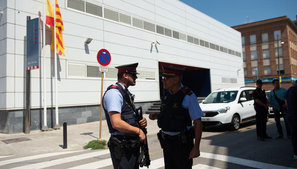 Dos agentes de los Mossos ante la comisaría de Cornellà, pocas horas después del ataque