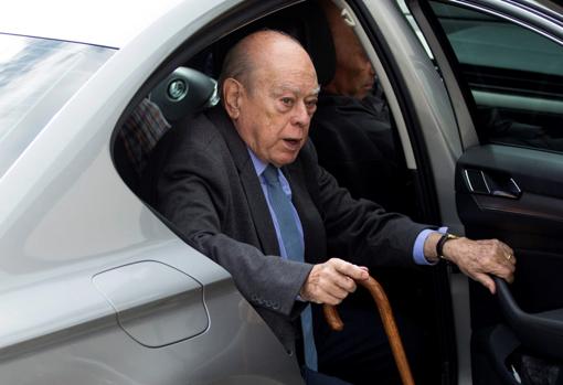 Jordi Pujol en su llegada al tanatorio de Les Corts