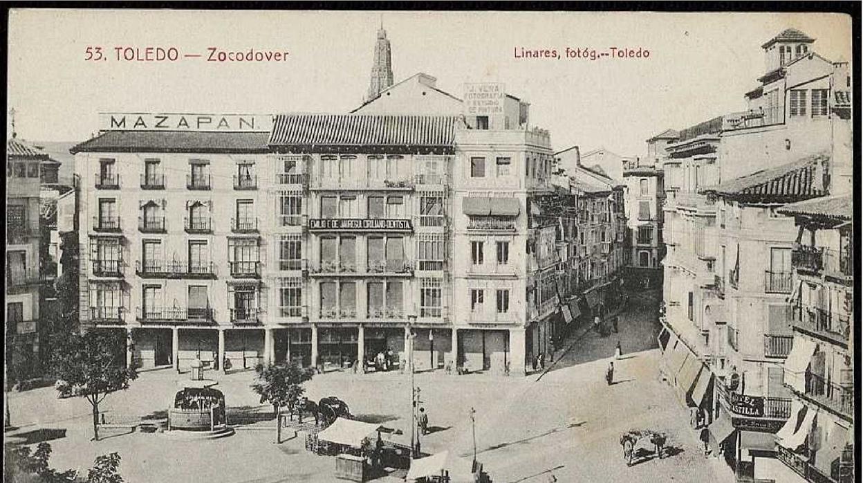 Zocodover. Panorámica de la manzana tras su reforma aprobada en 1906 en una postal de Linares. Archivo Municipal de Toledo