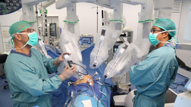 Operan, por primer vez en Cataluña, el cáncer de pulmón con cirugía robótica puntera