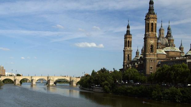 Aparece el cadáver de un joven flotando en el Ebro en Zaragoza, junto al Pilar