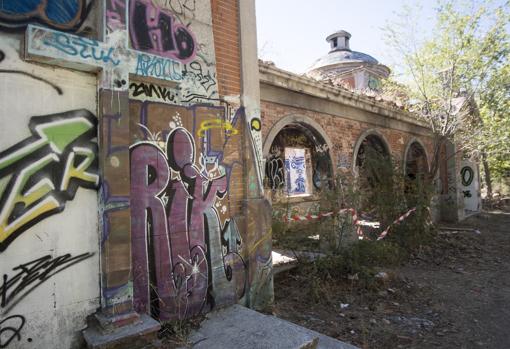 Los grafitis inundan las estancias (en la imagen, una capilla) de los cuarteles