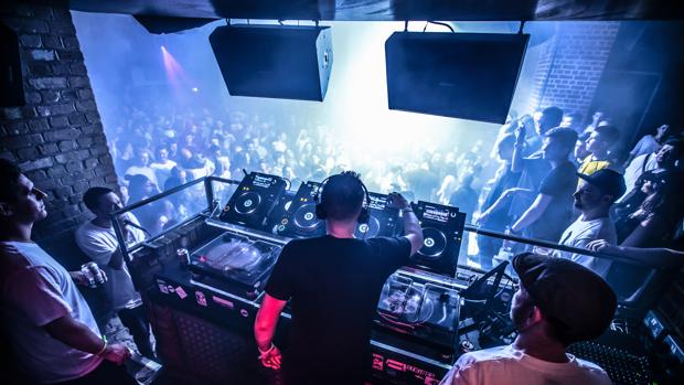 Detienen por un delito contra la libertad sexual a un varón que hizo tocamientos a una joven en una discoteca de Vigo