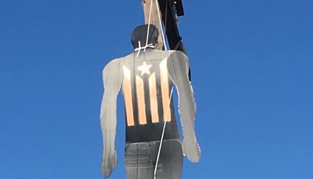 Cuelgan muñecos ahorcados con la estelada en una carretera de acceso a Valencia