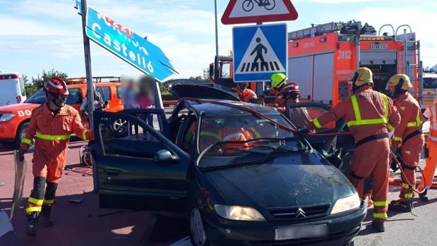 Los bomberos rescatan a un hombre atrapado en su coche tras un accidente con un camión