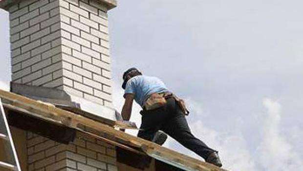 Trasladan al hospital a un hombre que ha caído de un tejado en Ontígola