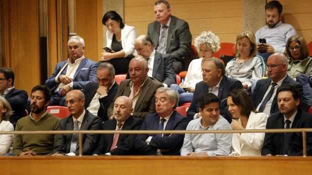 Paracaidistas en el Parlamento gallego