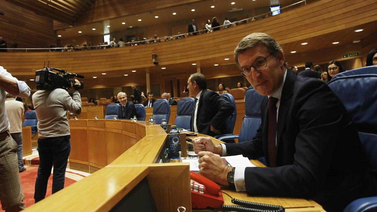 Núñez Feijóo, en su escaño, instantes antes de comenzar su intervención en el Parlamento