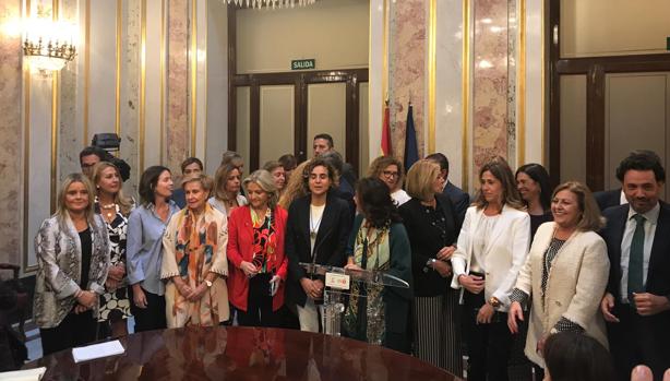 Las mujeres del PP arropan a Escudero tras su rifirrafe con Rufián: «No somos palmeras ni floreros»