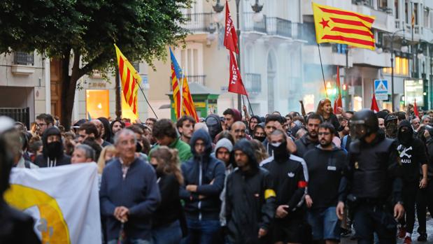 La marcha nacionalista pide la libertad de los «presos políticos», defiende el derecho a decidir y ataca al Estado