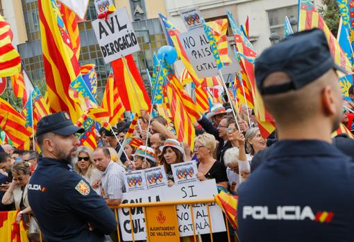 Colectivos concentrados al paso de la procesión