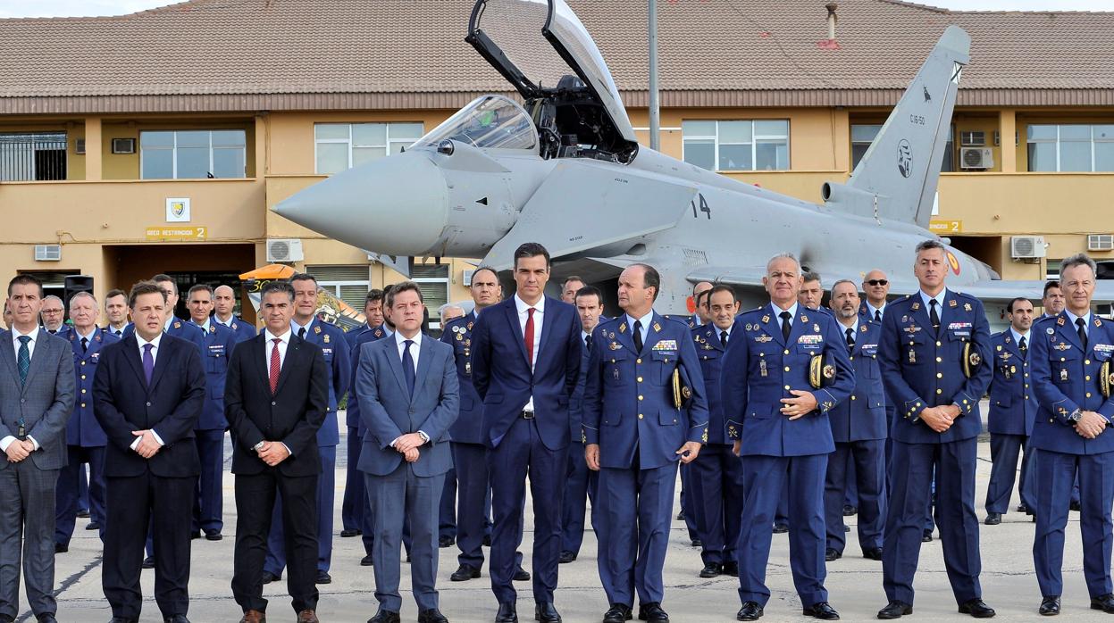 El presidente Pedro Sánchez, junto a García-Page, en su visita a la base aérea de Los Llanos