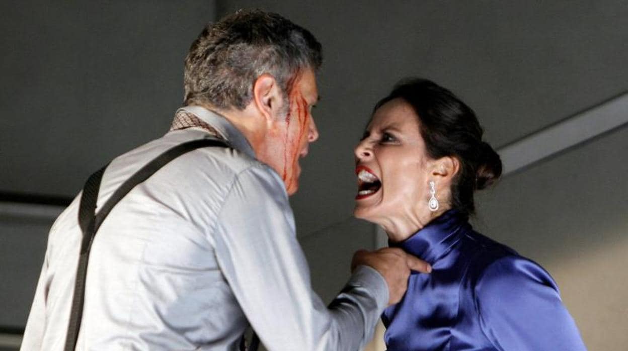 Aitana Sánchez-Gijón con Roberto Enríquez en un momento de la obra