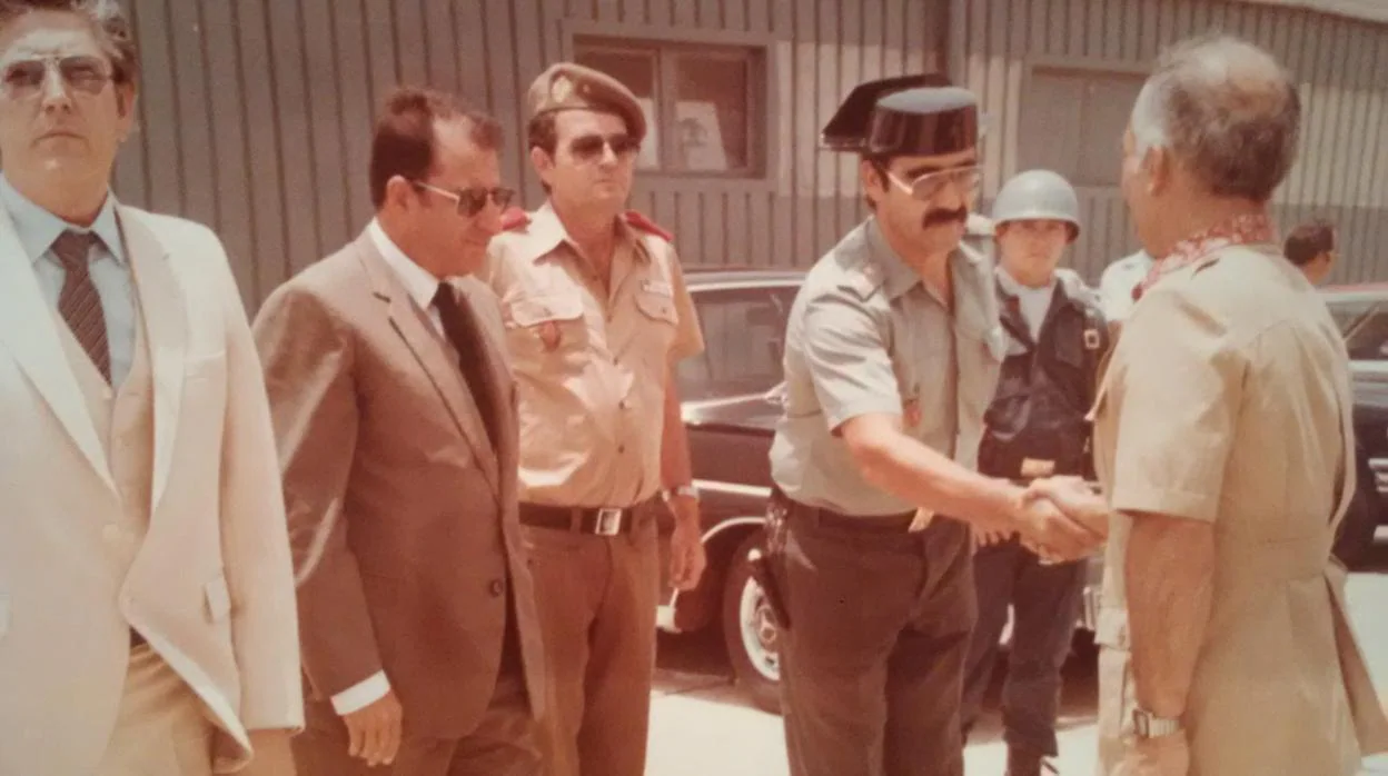 El guardia civil García Nieto con Huséin I de Jordania en Lanzarote