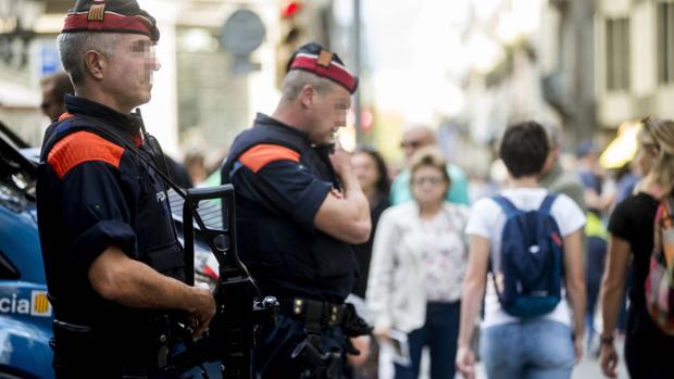 Nuevo frente judicial contra los Mossos por su pasividad el 1-O